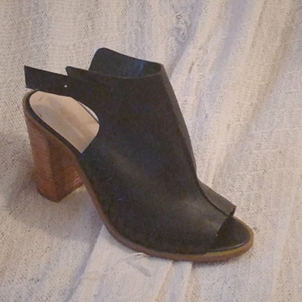 Shoes - Picture 2 of 6
